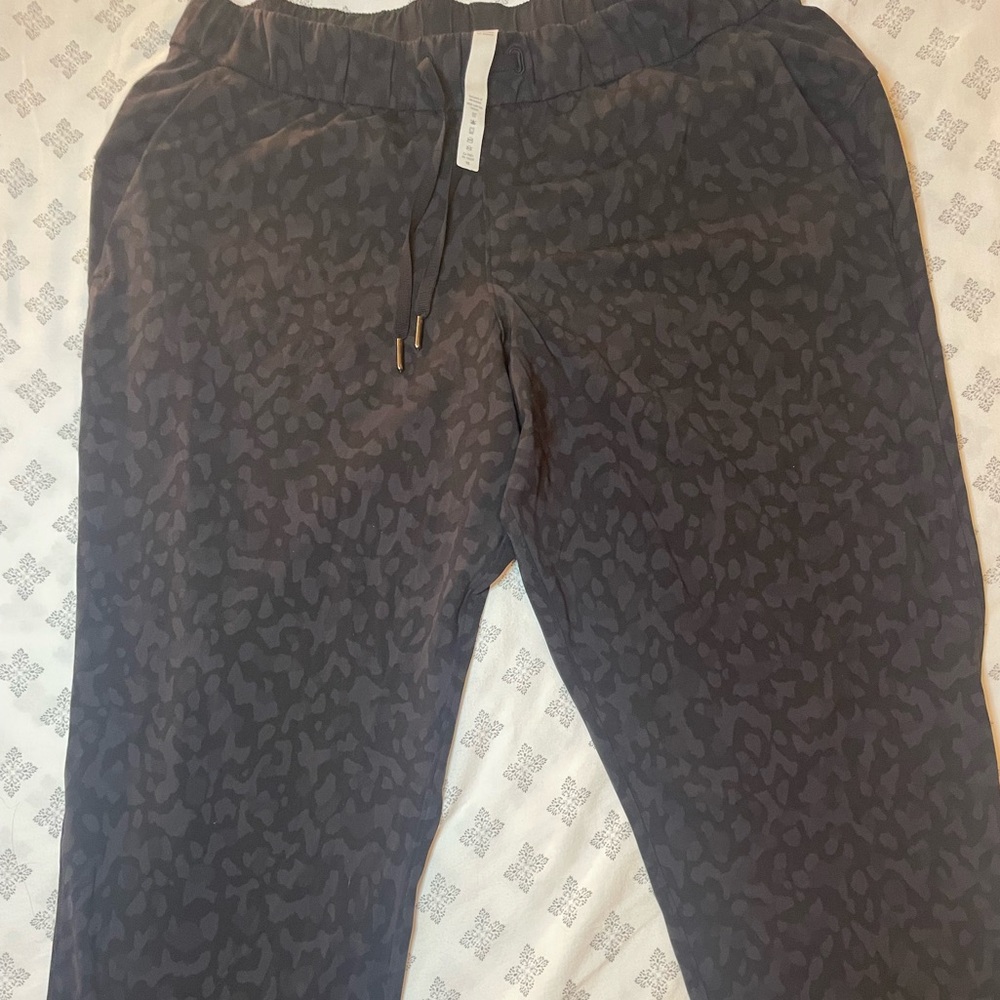 Lululemon On the Fly 7/8 Pant. Size 12. Deep gray camo/cheetah print. - Picture 8 of 8